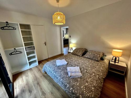 une chambre avec un lit avec deux serviettes dessus dans l'établissement Villas climatisées avec piscine et SPA proche du lac, à Lacanau