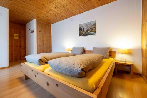 a bedroom with two beds in a room at Garni Alpenrose - Grusaida in Scuol
