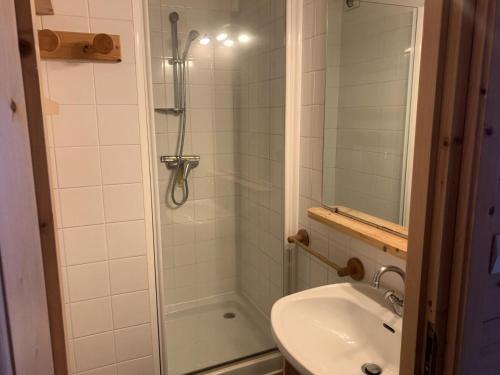 une salle de bain avec douche et lavabo dans l'établissement Résidence Les Hyvernelles - Agréable studio situé à l'altiport ski aux pieds MAE-4981, à Les Allues