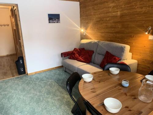 un salon avec un canapé et une table dans l'établissement Résidence Les Hyvernelles - Agréable studio situé à l'altiport ski aux pieds MAE-4981, à Les Allues