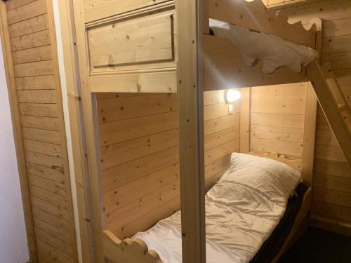 Ce lit superposé se trouve dans une cabane en bois dotée d'un lit. dans l'établissement Résidence Les Hyvernelles - Agréable studio situé à l'altiport ski aux pieds MAE-4981, à Les Allues
