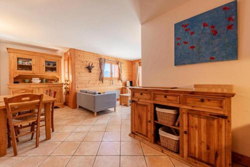 une cuisine avec une table et une salle à manger dans l'établissement Résidence Bergerie Des 3 Vallees F - Appartement 4 pièces 6 personnes situé dans le charmant village des allues MAE-4991, à Les Allues