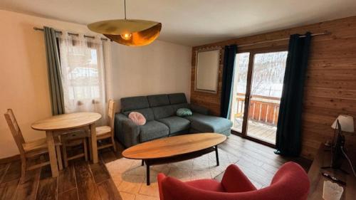 un salon avec un canapé et une table dans l'établissement Chalet Epilobe - Superbe appartement prestige à 50m des pistes MAE-5171, à Montgenèvre