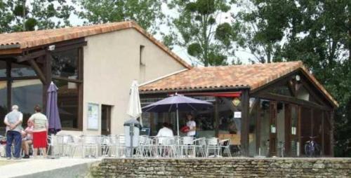Gallery image of Chalet 3 étoiles - Parc aquatique - eebbhb in Moncontour-de-Poitou