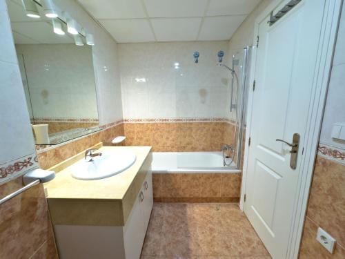 Kúpeľňa v ubytovaní Apartamento Bajo con terraza en Lorcrimar V