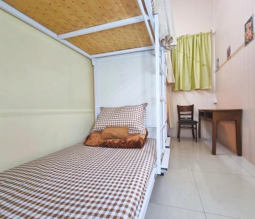 Postel nebo postele na pokoji v ubytování LushStay Hostel - Hanoi Train Street