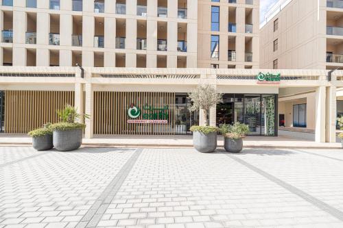 Gambar di galeri bagi 1BR Luxurious Apartment in Alef - Cityscape di Sharjah Intl
