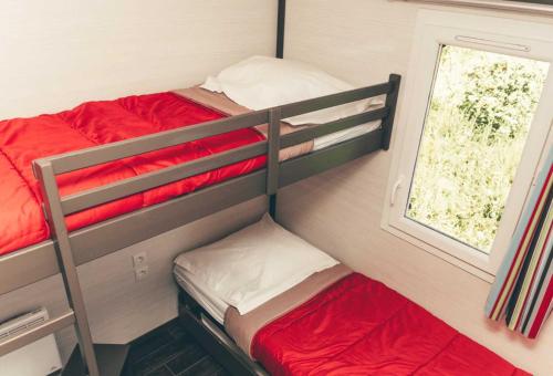 Ένα ή περισσότερα κρεβάτια σε δωμάτιο στο Chalet 3 étoiles - Piscine - eebbie