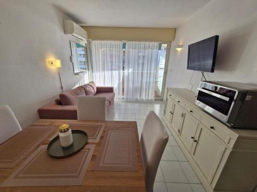 Il comprend une cuisine et un salon avec une table et un four micro-ondes. dans l'établissement Le Baïa - Fréjus Plage, à Fréjus