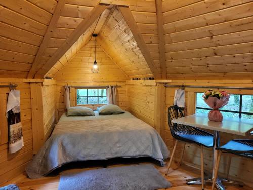 Letto o letti in una camera di Le Domaine Insolite de Brocéliande