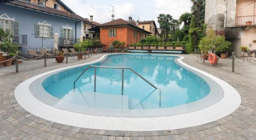 Bazén v ubytování Residenza dei Fiori nebo v jeho okolí