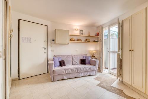 un salon avec un canapé et une table dans l'établissement Nice Studio With Garden - Happy Rentals, à Menton