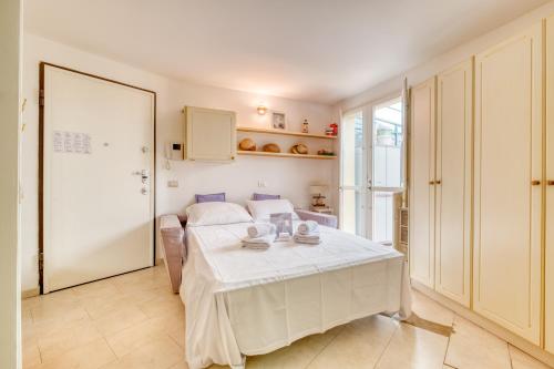 une chambre avec un lit et une table dedans dans l'établissement Nice Studio With Garden - Happy Rentals, à Menton