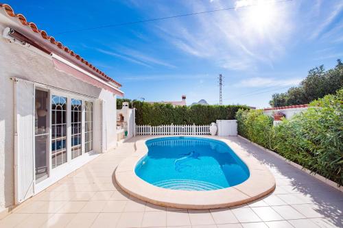 Sunbathing with private swimming pool
