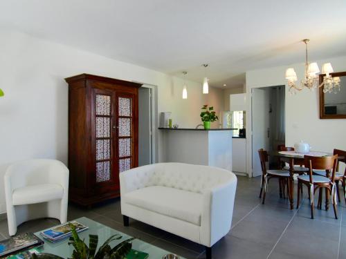 un salon avec un canapé blanc et une table dans l'établissement L'Espaso, à Gailhan