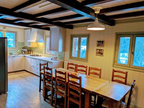 - une cuisine avec une table à manger en bois et des chaises dans l'établissement Chalet Jordan, Porte du Soleil, France, à Saint-Jean-dʼAulps