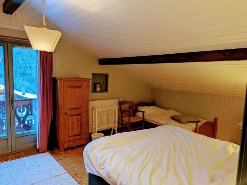 une chambre avec deux lits et une fenêtre dans l'établissement Chalet Jordan, Porte du Soleil, France, à Saint-Jean-dʼAulps