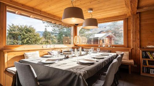 une grande table dans une chambre avec une grande fenêtre dans l'établissement Large luxury chalet Megeve, à Praz-sur-Arly