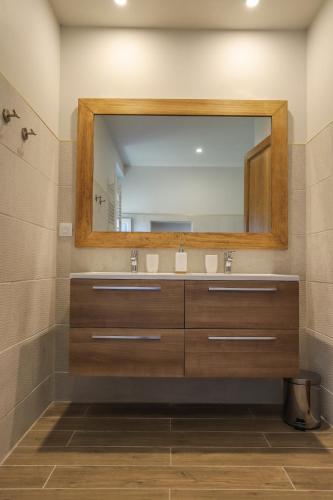 a bathroom with a sink and a mirror at Chateau de Cambayrac, résidence exceptionnelle pour 12 personnes in Castanet