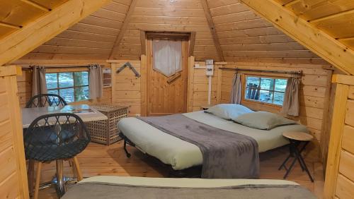 Letto o letti in una camera di Le Domaine Insolite de Brocéliande
