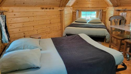 Letto o letti in una camera di Le Domaine Insolite de Brocéliande