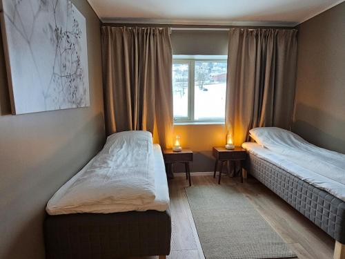 En eller flere senge i et værelse på Stor og ny leilighet med fjordutsikt