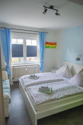 a bedroom with a bed with two towels on it at Fewo am Steinbrunnen in Brauneberg