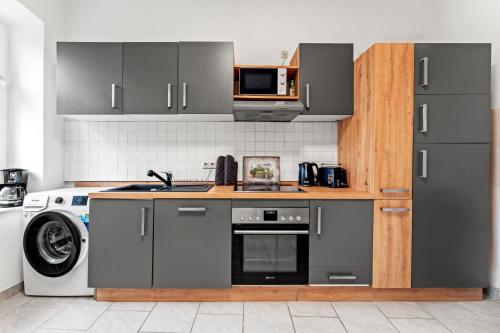 Una cocina o cocineta en Nice Apartment with Balcony