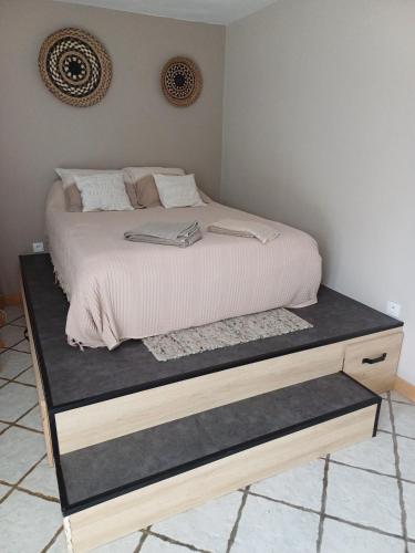 - un lit avec une plate-forme en bois dans une chambre dans l'établissement Studio bord de mer, à Port-la-Nouvelle