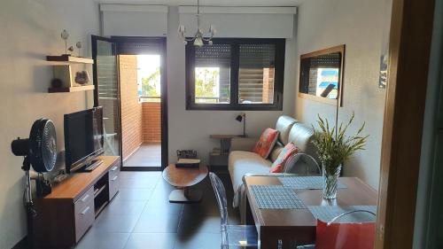 a living room with a couch and a tv at Bella ÁGUILAS - Excelente ubicación en Las Delicias, vistas al mar, Wifi y Parking gratis in Águilas