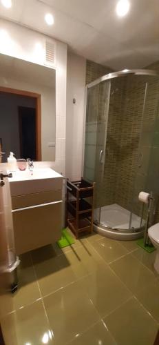 a bathroom with a sink and a shower at Bella ÁGUILAS - Excelente ubicación en Las Delicias, vistas al mar, Wifi y Parking gratis in Águilas