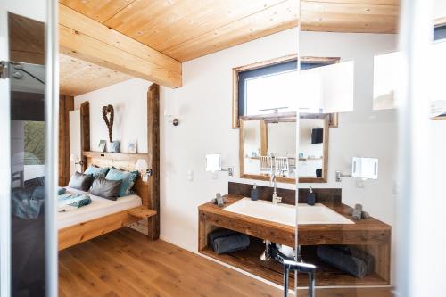 Postel nebo postele na pokoji v ubytování Heinfling Chalet Essing