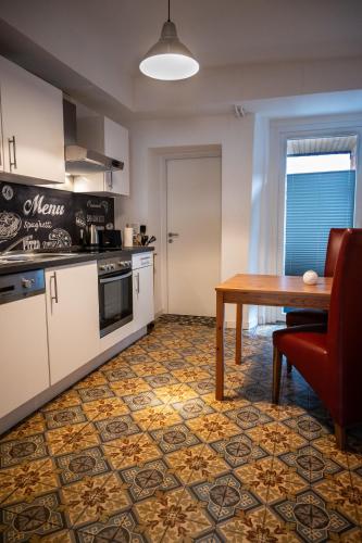 a kitchen and dining room with a table at Ferienwohnung Sonnenuhr in Brauneberg