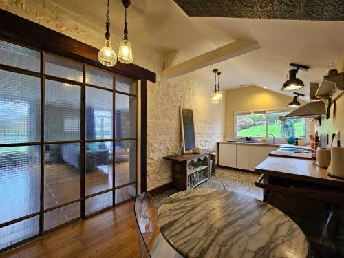 une cuisine avec une table et une salle à manger dans l'établissement Maison Fécamp - Étretat, à Ganzeville