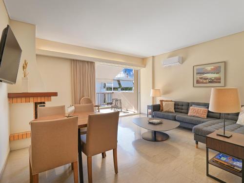 Penthouse Apartment & Studio near Glyfada - free Parking