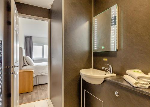 un bagno con lavandino e specchio di North Devon Resort a Ilfracombe