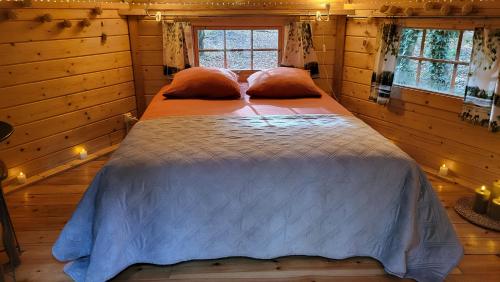Letto o letti in una camera di Le Domaine Insolite de Brocéliande