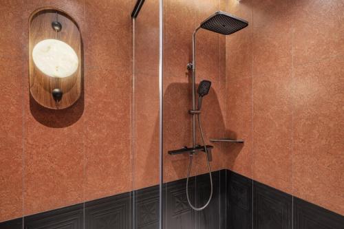 a bathroom with a shower with a glass door at Yinzhuo Hotel - New Chinese decoration, free late-night supplies, free fruit, water and free snacks, close to the International Convention and Exhibition Center, Embassy, Sanlitun, Bird's Nest, close to Sanyuan Bridge of Metro Line 10 and Airport Line in Beijing