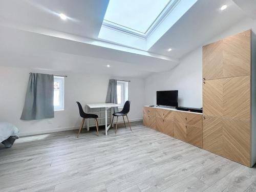 Photo de la galerie de l'établissement La Suite Élégante - Studio Climatisé, à Villefranche-de-Lauragais