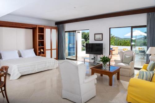 Una televisión o centro de entretenimiento en Elounda Bay Palace, a Member of the Leading Hotels of the World