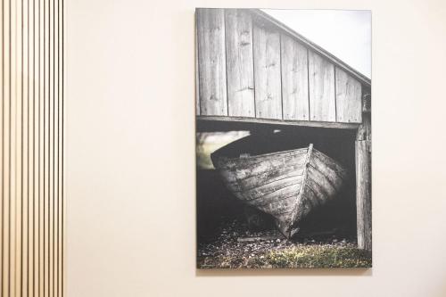 a black and white photo of a boat under a bridge at Adlerblick Penthouse mit Seeblick in Annenheim