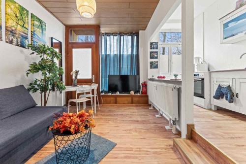 Una sala de estar con un sofá y una mesa y una cocina. en Nice Apartments in Apolda, en Apolda