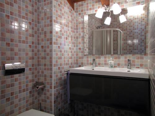 a bathroom with a sink and a mirror at Casa Rural Enarakabi in Zunzarren