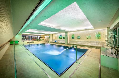 Bazén v ubytování Harmony Hotel nebo v jeho okolí