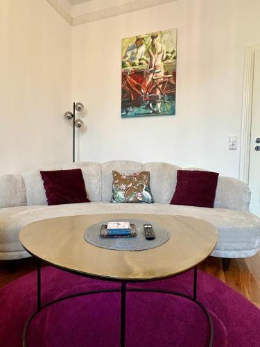 a living room with a couch and a coffee table at Ferienwohnung Parterre in Varel