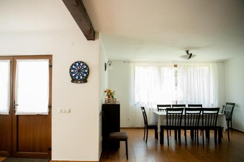 ein Esszimmer mit Tisch und Stühlen in der Unterkunft Casa Valea Prejbei in Rau Sadului