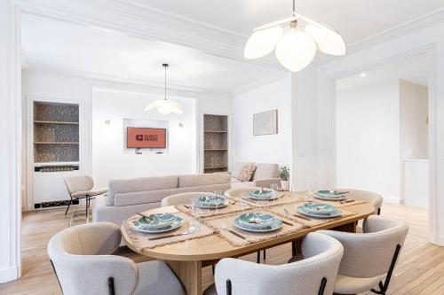 une salle à manger avec une table et des chaises dans l'établissement GuestReady - Stylish Escape near Attractions, à Paris