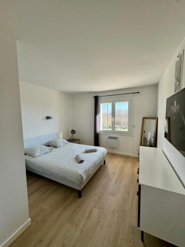 Ένα ή περισσότερα κρεβάτια σε δωμάτιο στο Maison du Cos entièrement rénovée avec 3 chambres