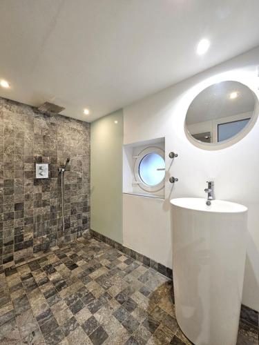 une salle de bain avec un lavabo et une douche dans l'établissement Gîte 3 personnes Fécamp-Etretat, à Ganzeville
