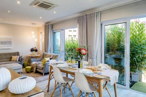 una sala de estar con una mesa y sillas en A SilverTide, en Ciudad del Cabo